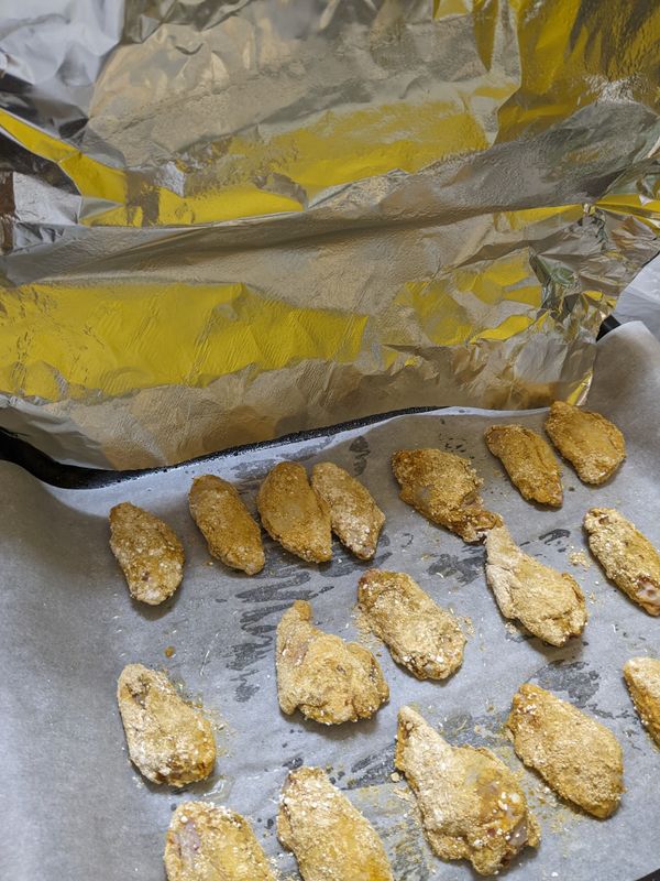 全部沾好粉之後, 先撕一大張(比烤盤大一點)的錫箔紙表面也噴上耐高溫噴式酪梨油,