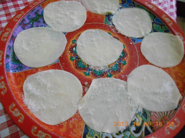 水餃皮抹上一層沙拉油。