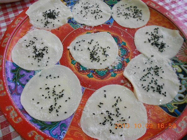 再抹上一層細砂糖再攦上黑、白麻。