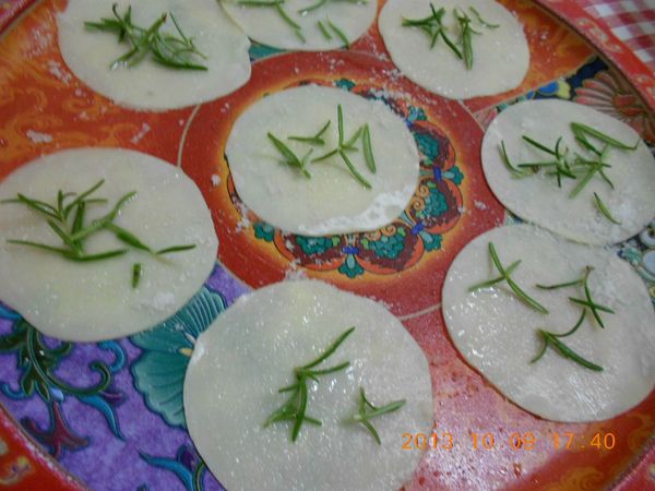 水餃皮抹上一層沙拉油，再抹上一層細砂糖再攦上迷迭香。
(也可以用九層塔也不錯哦)