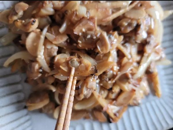 洋蔥不要炒太軟才有辛脆口感 ，這道也很適合當下酒菜😁