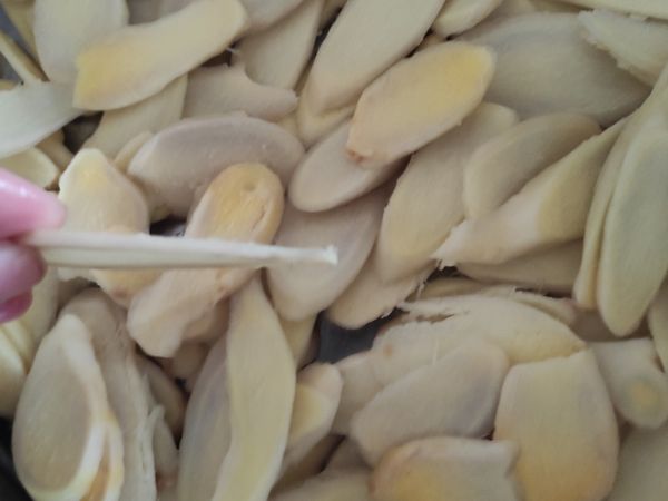 將薑切成薄片，越薄越能快速乾燥。