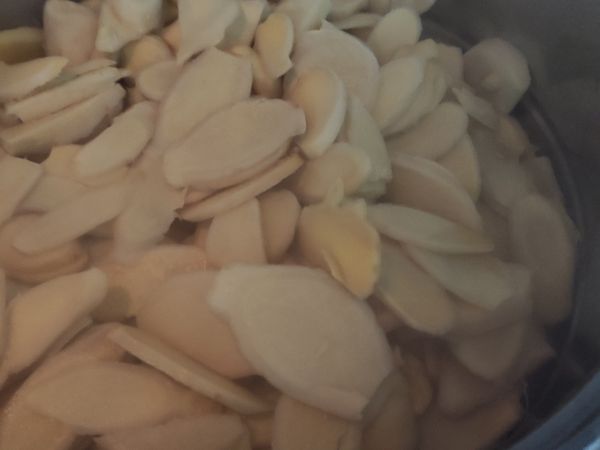 將已經切好的薑片放入蒸籠，蒸20分鐘取出放涼。