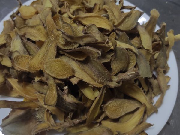 烘乾的薑片就如這般，其實它是酥脆的。