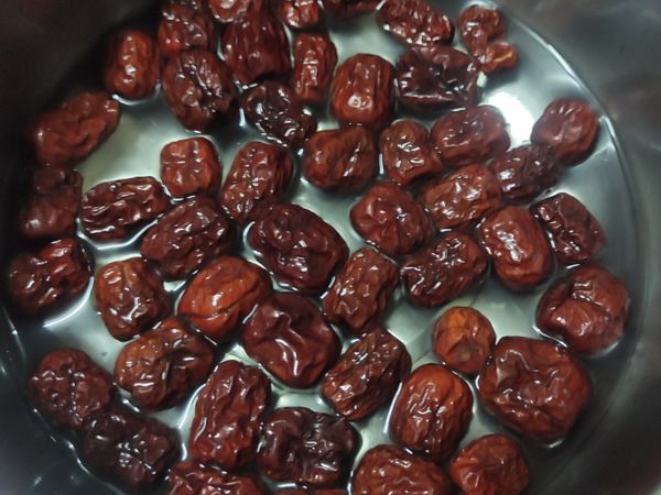 將紅棗淘洗乾淨備用。