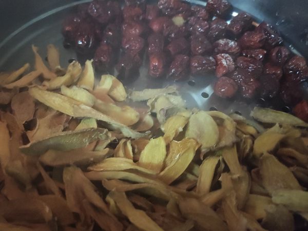 將第一次烘乾的薑片與洗淨的紅棗放入蒸籠裡，蒸20分鐘。