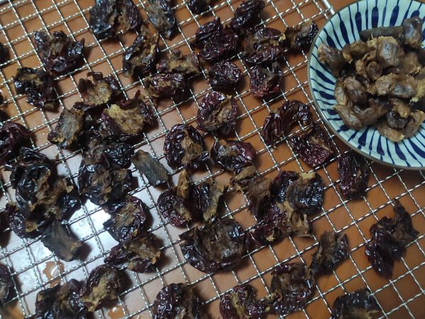 蒸好的紅棗將其種子取出。