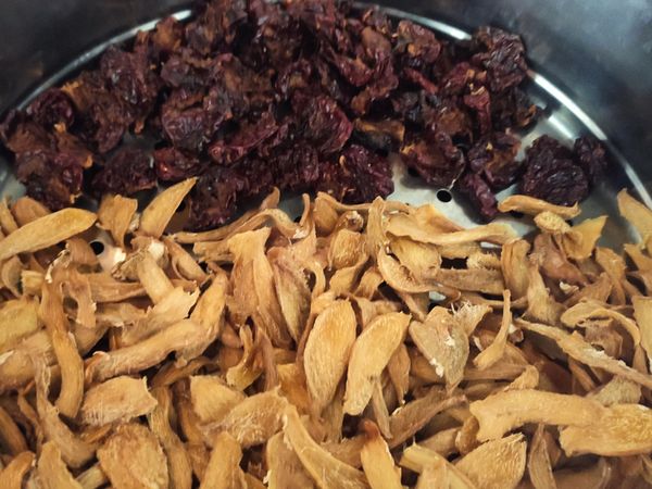 因為要有三蒸三烘的工序，所以第三次再將烘乾的紅棗和薑片送進蒸籠裡，再蒸20分鐘取出放涼。