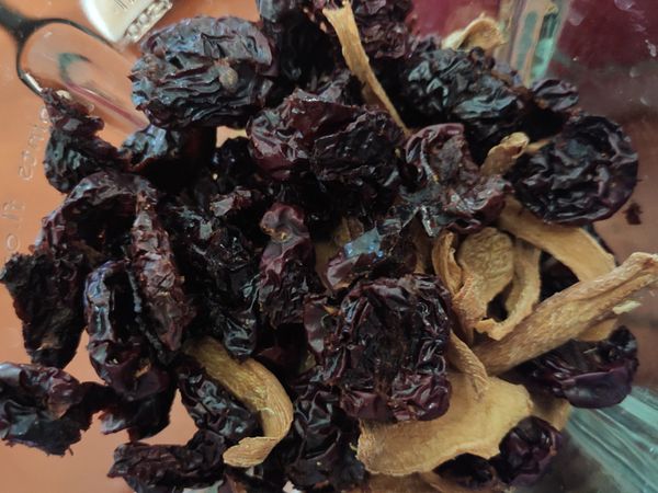 將烘紅好的紅棗及薑片放入食物調理機打個粉碎就完成了古早味薑棗粉。