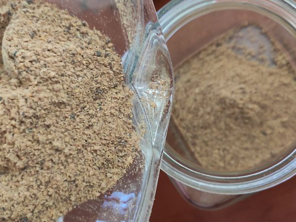 將打成碎粉末的薑棗粉收入玻璃瓶內密封收藏。