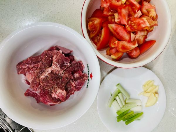 蒜頭切片、蔥白切段、番茄切小塊（容易軟爛）、牛肉切長條塊狀
