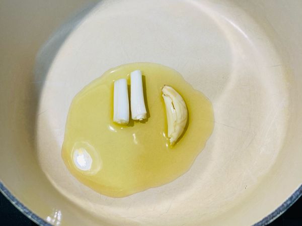 將蒜及蔥白爆香