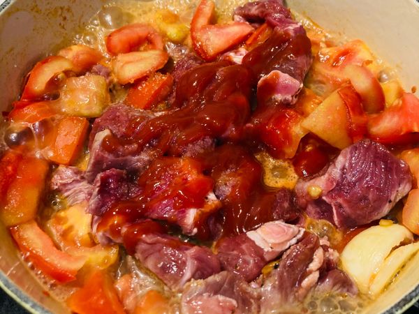 加入糖、鹽、番茄醬、水，拌勻後蓋上蓋子，煮至牛肉軟爛即可享用