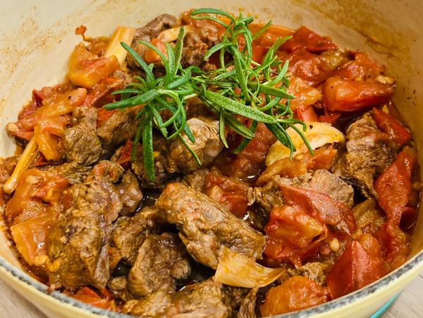 最後放上迷迭香裝飾，小孩瘋狂搶食的畫面要出現了