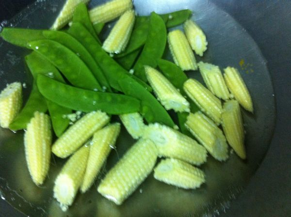 豌豆夾玉米筍汆燙一下
