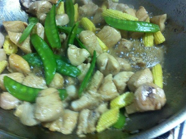 放一點水在放醃料的醬汁跟放下豌豆夾和玉米筍，燒煮一下