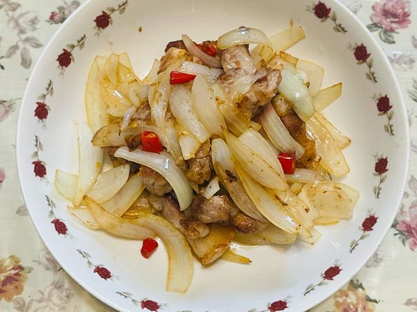 三層肉 切喜歡的大小、洋蔥去頭尾/去皮 切喜歡的大小、蒜頭拍碎切末、朝天椒切段～

三層肉不需要加任何一滴油、三層肉要先逼出豬油，
4面都煎到恰恰、同時 洋蔥炒軟+蒜末、辣椒炒香拌勻，起鍋前 胡椒粉、鹽拌勻即可