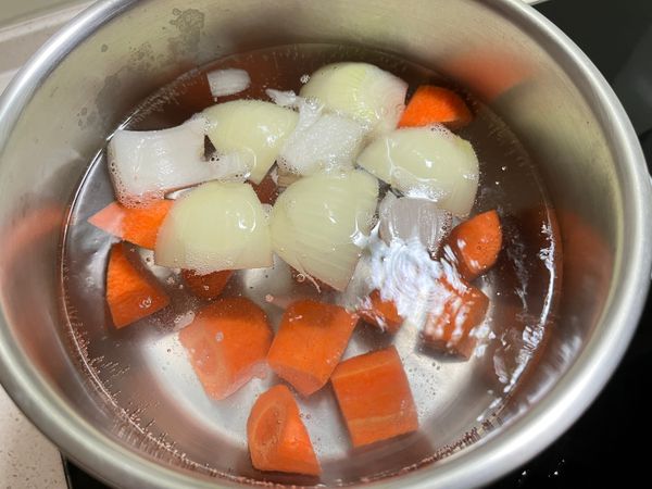 滾水煮洋蔥和紅蘿蔔的蔬菜高湯