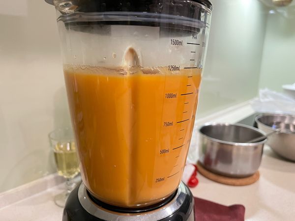 地瓜、蔬菜高湯（含紅蘿蔔、地瓜）一起打成泥