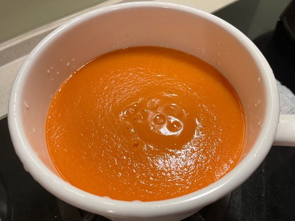 加入牛奶煮滾，加入鹽巴、黑胡椒粒調味