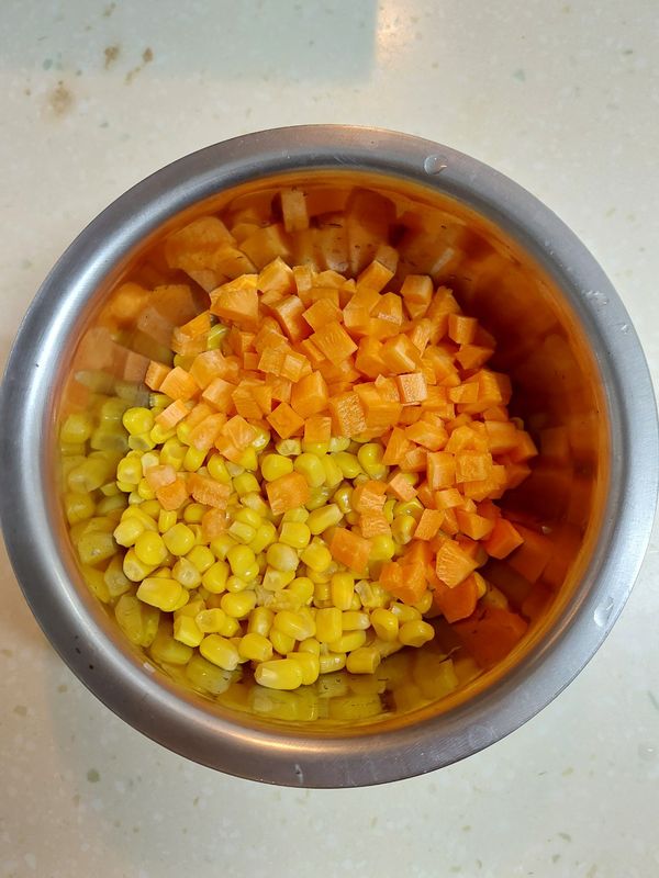 蔥蒜切末，胡蘿蔔切丁，玉米粒瀝乾備用