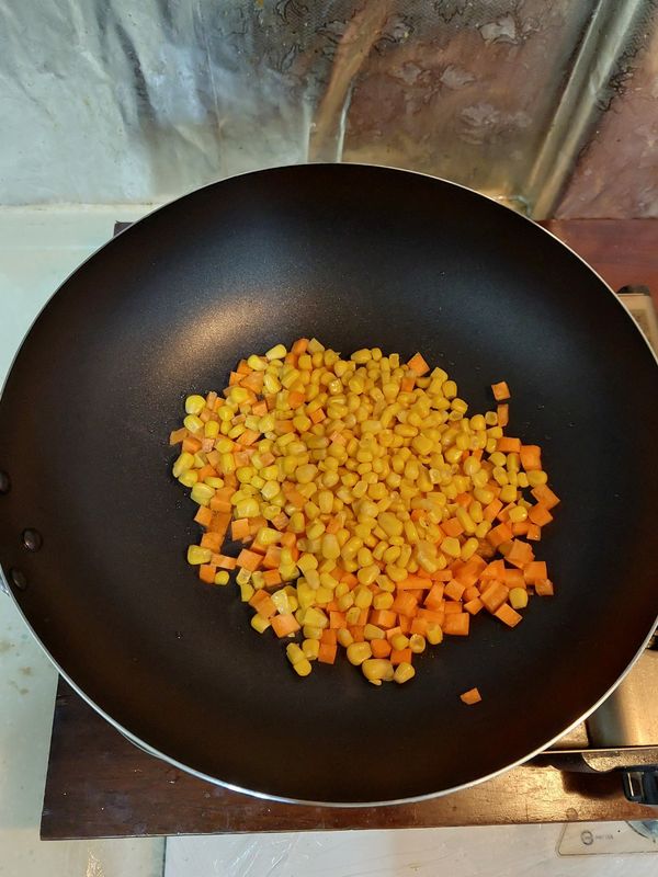 用香油熱鍋，下蔬菜丁翻炒2分鐘