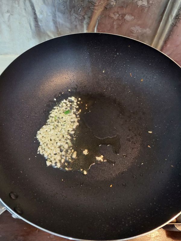 補點香油，下蒜末爆香10秒
