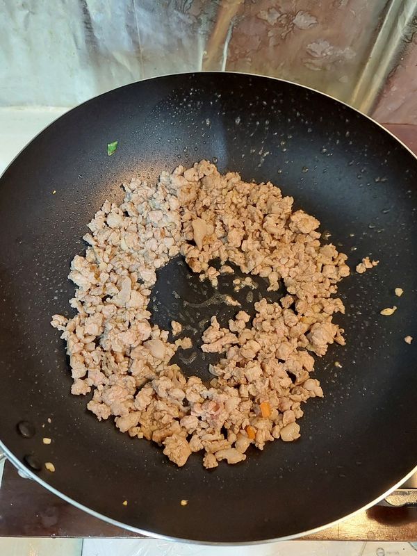 下豬絞肉炒至變色