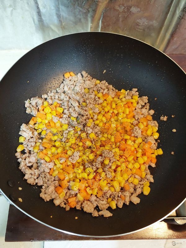 蔬菜丁回鍋，加鹽、胡椒翻炒2分鐘