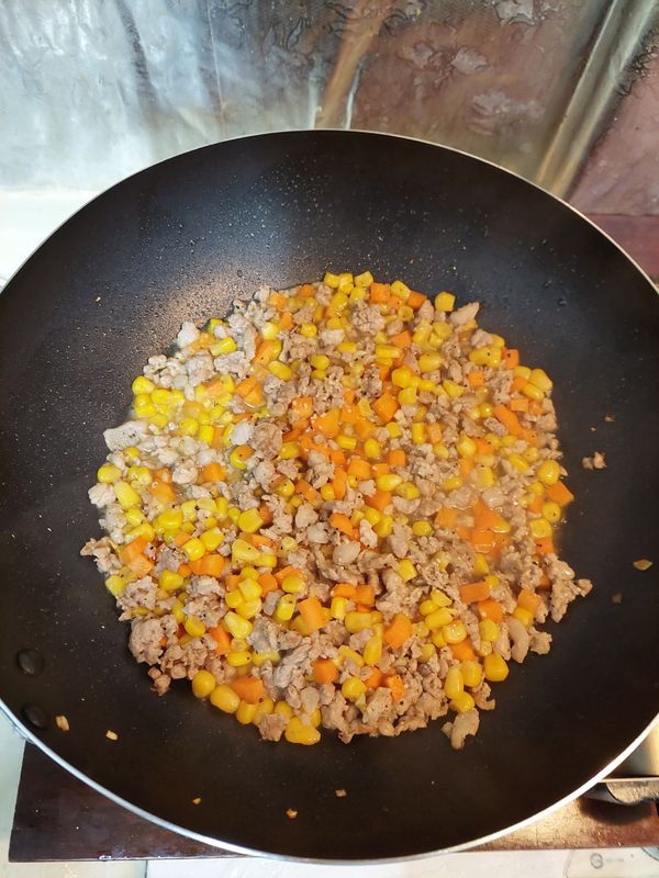 嗆米酒、熱水，小火燜煮3~5分鐘