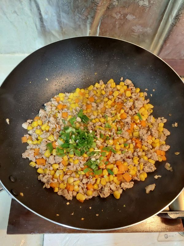 調味並撒上蔥末，補點香油、黑胡椒