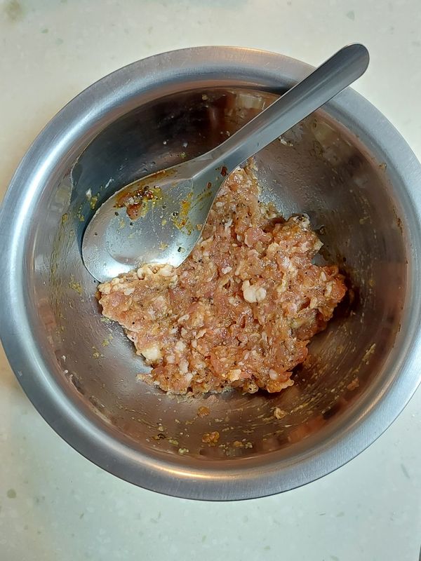 豬絞肉用薑蒜泥、米酒、蠔油、鹽、雞粉、黑胡椒粉醃製。

※給老人家、孩子吃的，建議少加點黑胡椒。