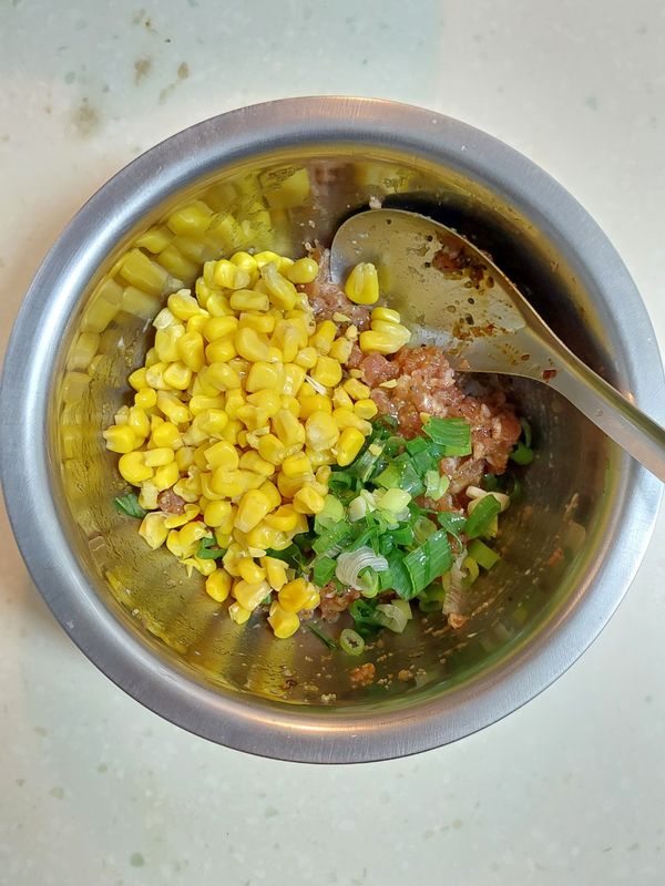 加入蔥末、玉米粒，淋上香油後攪拌均勻