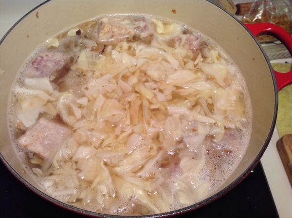 放水加芋頭煮沸轉小火10分鐘讓芋頭軟化，加入高麗菜