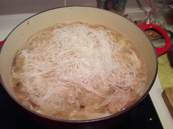 米粉用熱水燙洗一遍，再加入燙頭內調味即可以起鍋