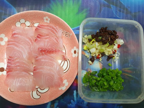 備料
魚先醃10分鐘