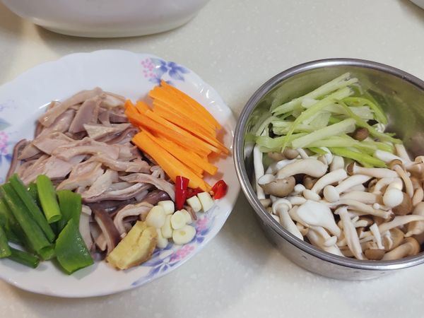 準備食材-豬肚先以一鍋水，加入蔥/米酒煮至軟，取出切絲備用。