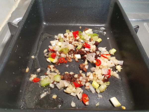 爆香豆豉、蒜、蔥白