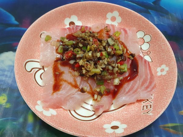 魚置盤中，加入步驟2、調味料（香油除外）