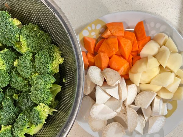 備料，紅蘿蔔、馬鈴薯、杏鮑菇滾刀塊