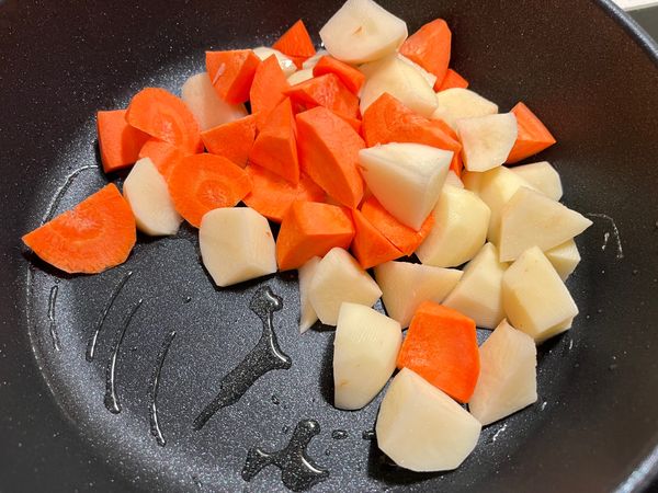 熱油鍋炒馬鈴薯和紅蘿蔔