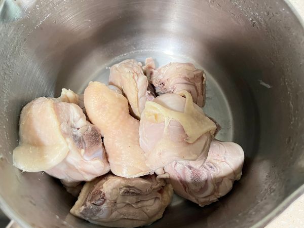 雞肉熱水燙過，用冷水沖，瀝乾水後備用