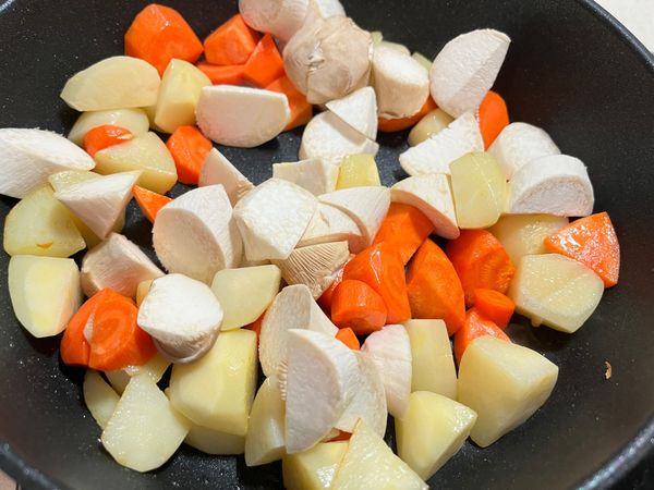 加入杏鮑菇拌炒