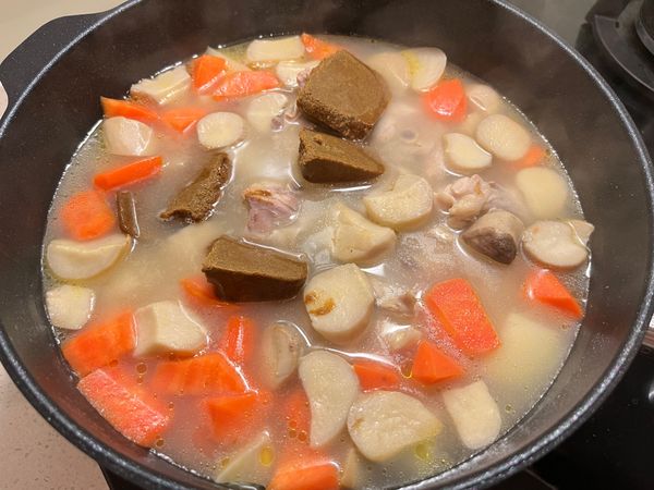 大約15分鐘後，熄火加入咖喱塊拌勻