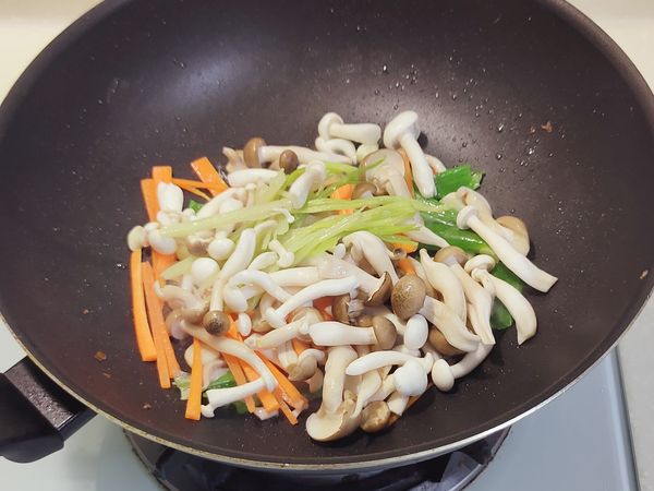 起油鍋，爆香蔥薑蒜，放入紅蘿蔔絲/菇類拌炒。