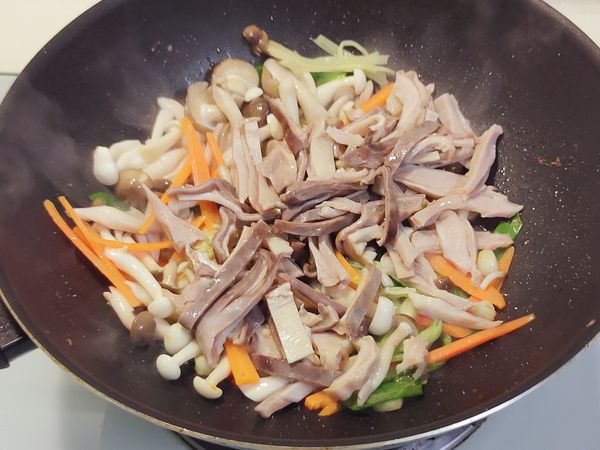 加入豬肚續炒，以雞粉or鹽調味，加入米酒/胡椒粉提味，即可完成。