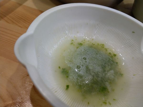 將檸檬磨出檸檬皮，在擠出檸檬汁放在一起。