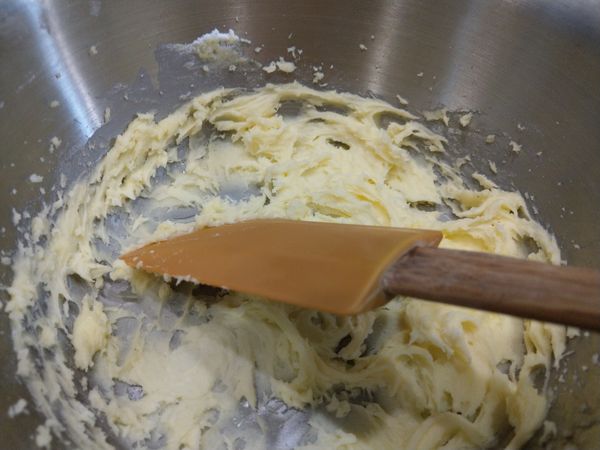 軟化奶油+糖粉，用打蛋器打至完全混合。