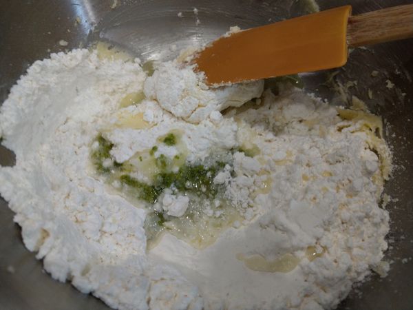 加如檸檬汁，低筋麵粉（要過篩），用刮刀混合。