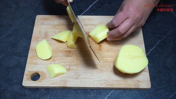 將姜切片，土豆切成滾刀塊，紅椒、青椒切成小塊。